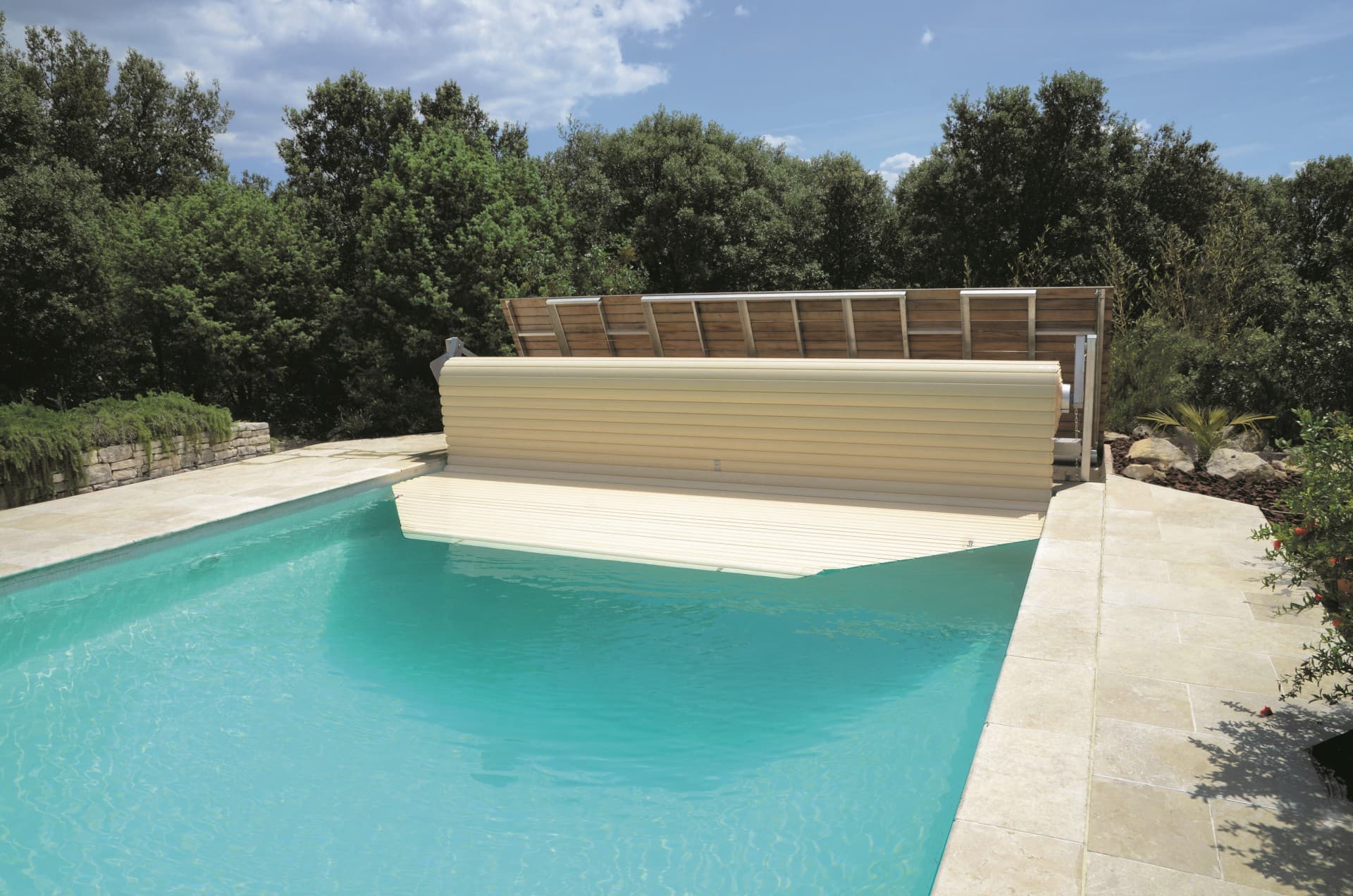 Deepso – Acoperire lamelară de piscină integrată deasupra apei